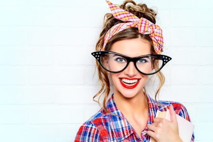 دانلود پرتره کلوزآپ یک دختر پیناپیک پر زرق و برق خنده دار در عینک بسیار زیبا و شیک. زیبایی ، مد. اپتیک ، عینک