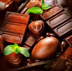 دانلود زمینه شکلات. شکلات. مجموعه ای از شکلات های خوب در شکلات های سفید ، تیره و شیر. شیرینی های شکلاتی پرلین
