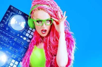 دانلود دختر مدرن DJ مدرن ، با پوشیدن لباس های روشن ، هدفون و dreadlocks روشن ، ترکیبی از موسیقی. دیسکو ، مهمانی نسل مدرن _001