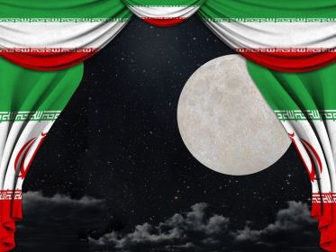 دانلود پرچم ایران روی پرده ابریشم تئاتر با ماه در آسمان پرستاره نقاشی شده است