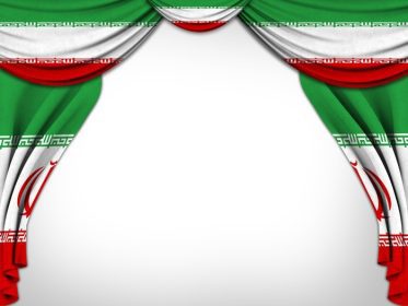 دانلود پرچم ایران روی پرده ابریشم تئاتر با زمینه سفید رنگ آمیزی شده است