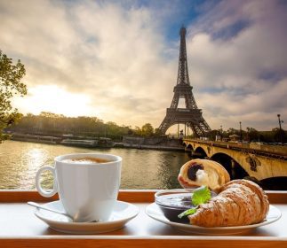 دانلود قهوه با کروسانت ها در برابر برج ایفل در پاریس ، فرانسه_007