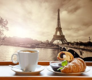دانلود قهوه با کروسانت ها در برابر برج ایفل در پاریس ، فرانسه_004