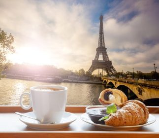 دانلود قهوه با کروسانت ها در برابر برج ایفل در پاریس ، فرانسه_006