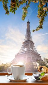 دانلود قهوه با کروسانت ها در برابر برج ایفل در پاریس ، فرانسه_005