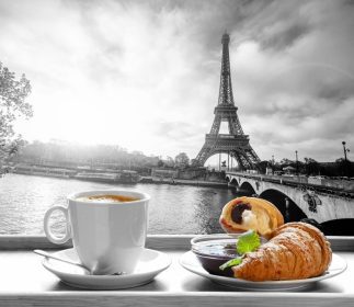 دانلود قهوه با کروسانت ها در برابر برج ایفل در پاریس ، فرانسه_002
