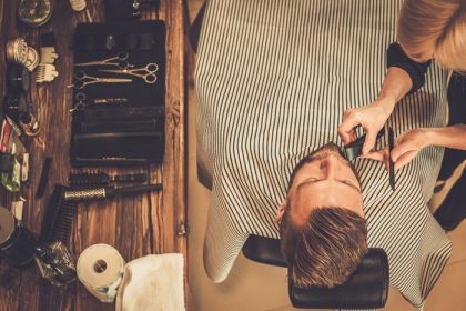 دانلود مشتری در هنگام نظافت ریش و سبیل در آرایشگاه