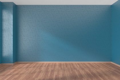 دانلود اتاق خالی با دیوارهای آبی و کف پارکت چوبی زیر نور آفتاب از طریق پنجره ، تصویر سه بعدی
