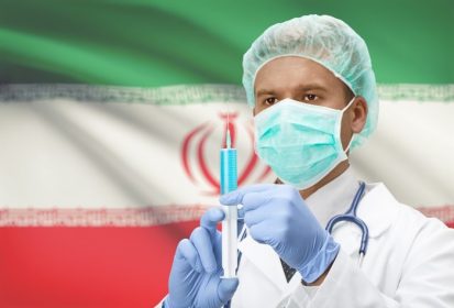 دانلود دکتر با سرنگ در دست و پرچم در پس زمینه – ایران