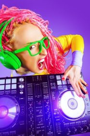 دانلود دختر مدرن DJ مدرن ، با پوشیدن لباس های روشن ، هدفون و dreadlocks روشن ، ترکیبی از موسیقی. دیسکو ، مهمانی نسل مدرن _002