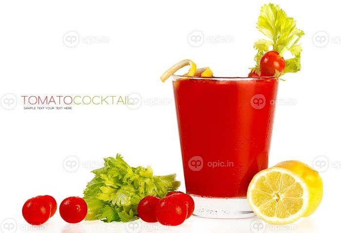 دانلود کوکتل گوجه فرنگی تازه خوشمزه تهیه شده با گوجه فرنگی تازه فشرده ، لیمو و جعفری در یک لیوان با گل کرفس سرو می شود