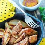 دانلود عکس نمای بالای علفزار با گلهای آبی زیبا