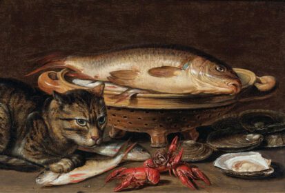 نقاشی کلاسیک یک زندگی بی جان با ماهی در یک کلند سرامیکی، صدف، لنگوس، ماهی خال مخالی و گربه روی طاقچه زیر