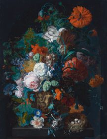 نقاشی کلاسیک زندگی بی جان از گل رز، لاله، گل صد تومانی و گل های دیگر در یک گلدان سنگی حجاری شده، همراه با یک لانه پرنده بر روی پایه سنگی قبل از طاقچه