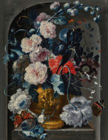 نقاشی کلاسیک طبیعت بی جان با گل میخک، گل رز، هالی هاک و گل های دیگر در یک کوزه برنزی حجاری شده با پروانه ها در یک طاقچه 1786