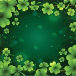 دانلود عکس دانه قهوه در یک لیوان سرامیکی بزرگ در پس زمینه میز