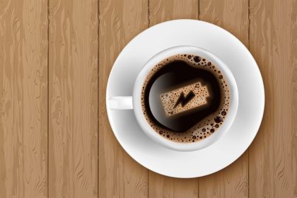 دانلود وکتور فنجان قهوه با انرژی باتری روی فوم تصویر برداری واقعی