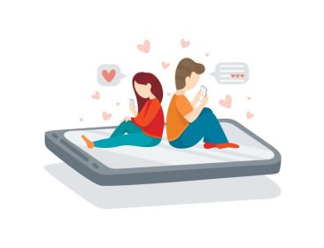 دانلود وکتور onliman و زن با استفاده از گوشی هوشمند و نشستن روی گوشی