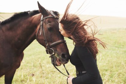 دانلود عکس ارتباط دختر شاد با اسب مورد علاقه اش دختر