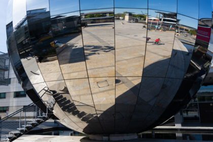 دانلود عکس مجسمه توپ آینه بزرگ بریستول انگلستان در