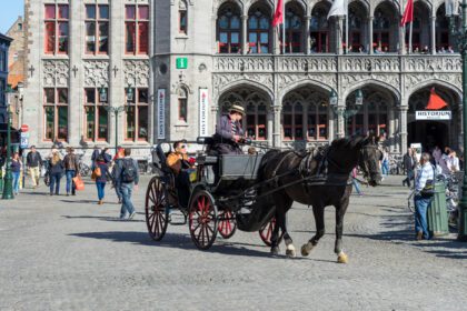 دانلود عکس اسب و کالسکه بروژ بلژیک در میدان بازار