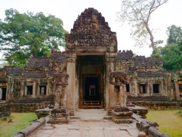 دانلود عکس معماری سنگی تخریب شده در معبد پره خان سیم ریپ کامبوج