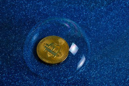 دانلود عکس سکه ارز دیجیتال بیت کوین در حباب صابون روی آبی