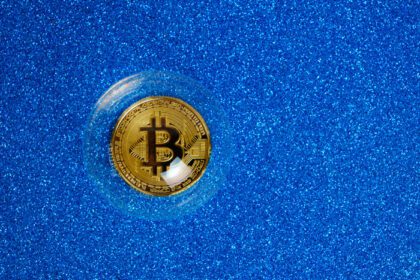 دانلود عکس سکه ارز دیجیتال بیت کوین در حباب صابون روی آبی