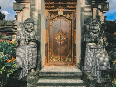 دانلود عکس در یا دروازه برای ورود به باغ سنتی بالی