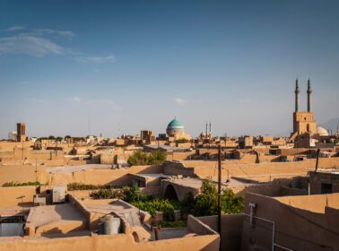 دانلود عکس پشت بام مرکز شهر برج های بادی و چشم انداز شهر قدیمی شهر یزد در ایران