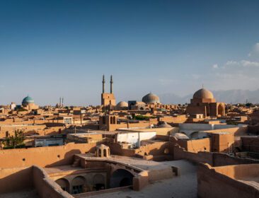 دانلود عکس پشت بام مرکز شهر برج های بادی و چشم انداز شهر قدیمی شهر یزد در ایران