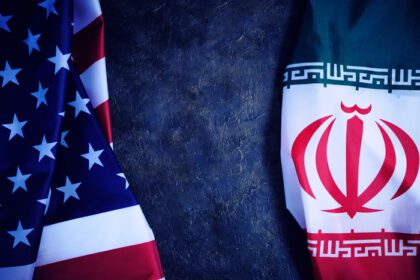 دانلود عکس پرچم های ایران و ایالات متحده آمریکا مقابل هر کدام قرار دارند