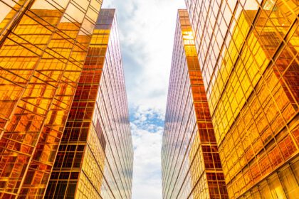 دانلود عکس ساختمان های بلند طلایی و بازتاب های شیشه ای در جزیره هنگ کنگ مفاهیم تجاری ساختمان ها و معماری