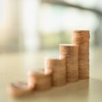 دانلود عکس نزدیک از هنر قهوه لاته با کارامل روی آب