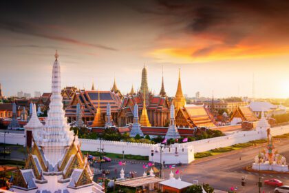 دانلود عکس قصر بزرگ در گرگ و میش در بانکوک تایلند