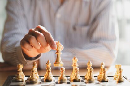 دانلود عکس تاجر با دست متحرک شاه شطرنج طلا و مات