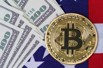 دانلود عکس از نزدیک سکه و اسکناس بیت کوین طلا روی پرچم ایالات متحده آمریکا