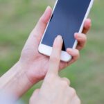 دانلود تصویر گربه ناز با لباس در باران شاد باش با دست نقاشی ابله