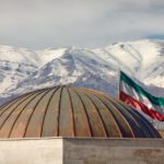 وکتور زنان جوان با لباس زیبا در حال بو کشیدن دسته گلی است