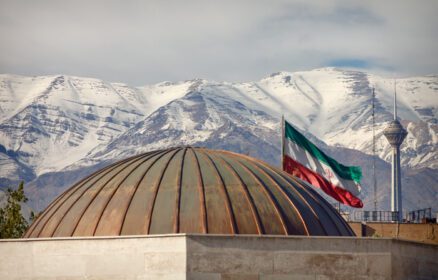 دانلود عکس پرچم ایران و برج میلاد در مقابل کوه های البرز