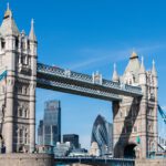 دانلود عکس پاسپورت با ویال واکسن و سرنگ سوزنی روی آبی