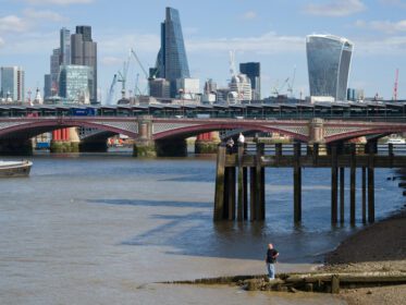 دانلود عکس لندن انگلستان نمای رودخانه تیمز و خط افق