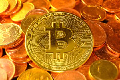 دانلود عکس سکه های رمزنگاری روی میز و مفهوم پول ارز دیجیتال بازار رمزنگاری مفهوم سیستم های مالی ارز دیجیتال پس زمینه سکه های طلا