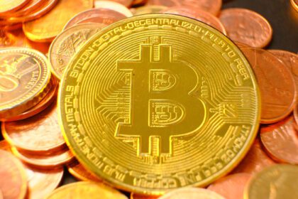 دانلود عکس سکه های رمزنگاری روی میز و مفهوم پول ارز دیجیتال بازار رمزنگاری مفهوم سیستم های مالی ارز دیجیتال پس زمینه سکه های طلا