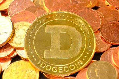 دانلود عکس سکه های ارز دیجیتال روی میز و مفهوم پول دیجیتال پول دیجیتال در پس زمینه سکه های طلایی آینده