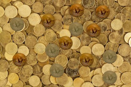 دانلود عکس سکه ارز دیجیتال روی میز و مفهوم پول ارز دیجیتال