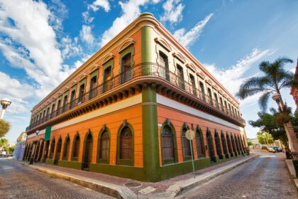 دانلود عکس مکزیک mazatlan رنگارنگ خیابان های شهر قدیمی در شهر تاریخی