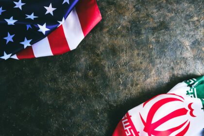 دانلود عکس پرچم های ایران و ایالات متحده آمریکا مقابل هر کدام قرار دارند