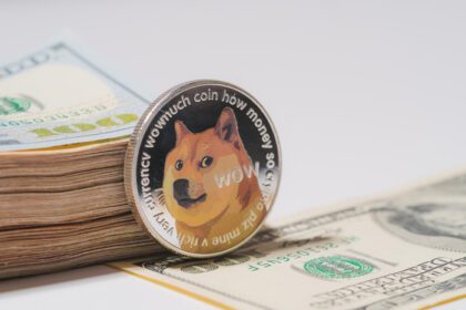 دانلود عکس dogecoin doge همراه با سکه ارز دیجیتال روی پشته