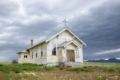 دانلود عکس کلیسای روستایی قدیمی در نزدیکی چارلو مونتانا